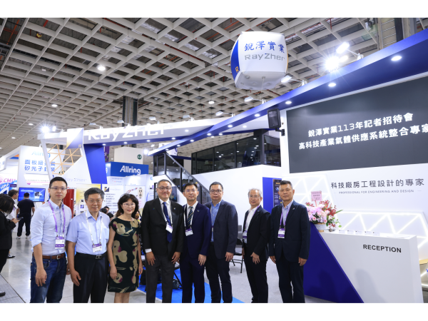 銳澤(7703)於2024 SEMICON Taiwan展出環保高效能的粉塵處理相關設備與系統，及AI工安巡檢機器人，奠定銳澤在高科技廠房氣體供應系統領域完備綠色永續競爭力。圖左四為銳澤總經理周谷樺 。